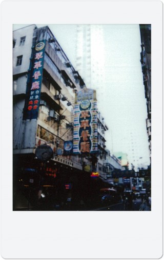 香港映画のような街並みをチェキでパシャり！World Cheki Snap 〜香港篇〜 151217_travel_wcs_cheki_4-320x506 