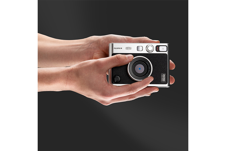 新ハイブリッドインスタントカメラ「“チェキ” instax mini Evo」が登場！各10種類のレンズ&フィルムエフェクトで100通りの表現を 211115_Evonews_07 
