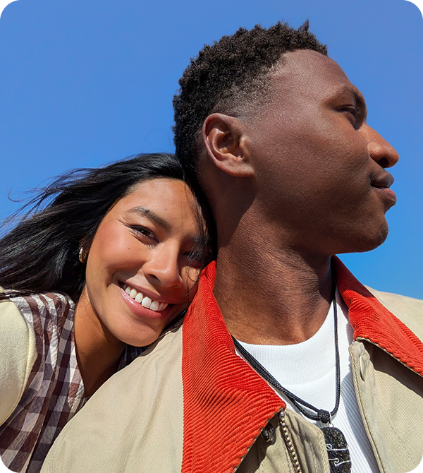 花の匂いを楽しむ女性