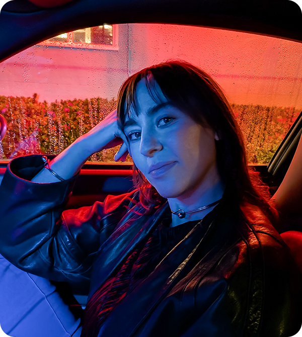 セルフィーを撮る女性