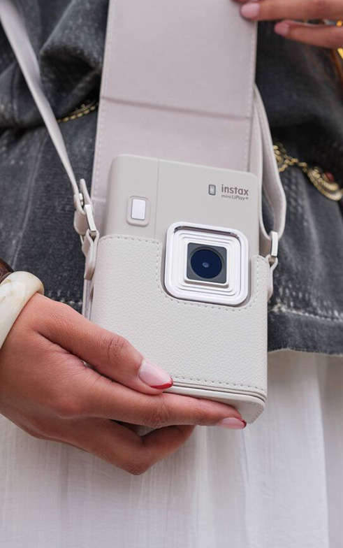 持ち歩きしやすいカメラケースやアルバムなどアクセサリーも充実！